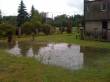 Povodně květen 2010 - zahrada se mění na jezírko s Rusalkou,...spodní voda se zvedla.